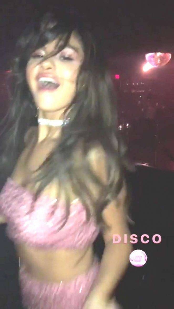Selena Gomez transparan elbise ile diskoda