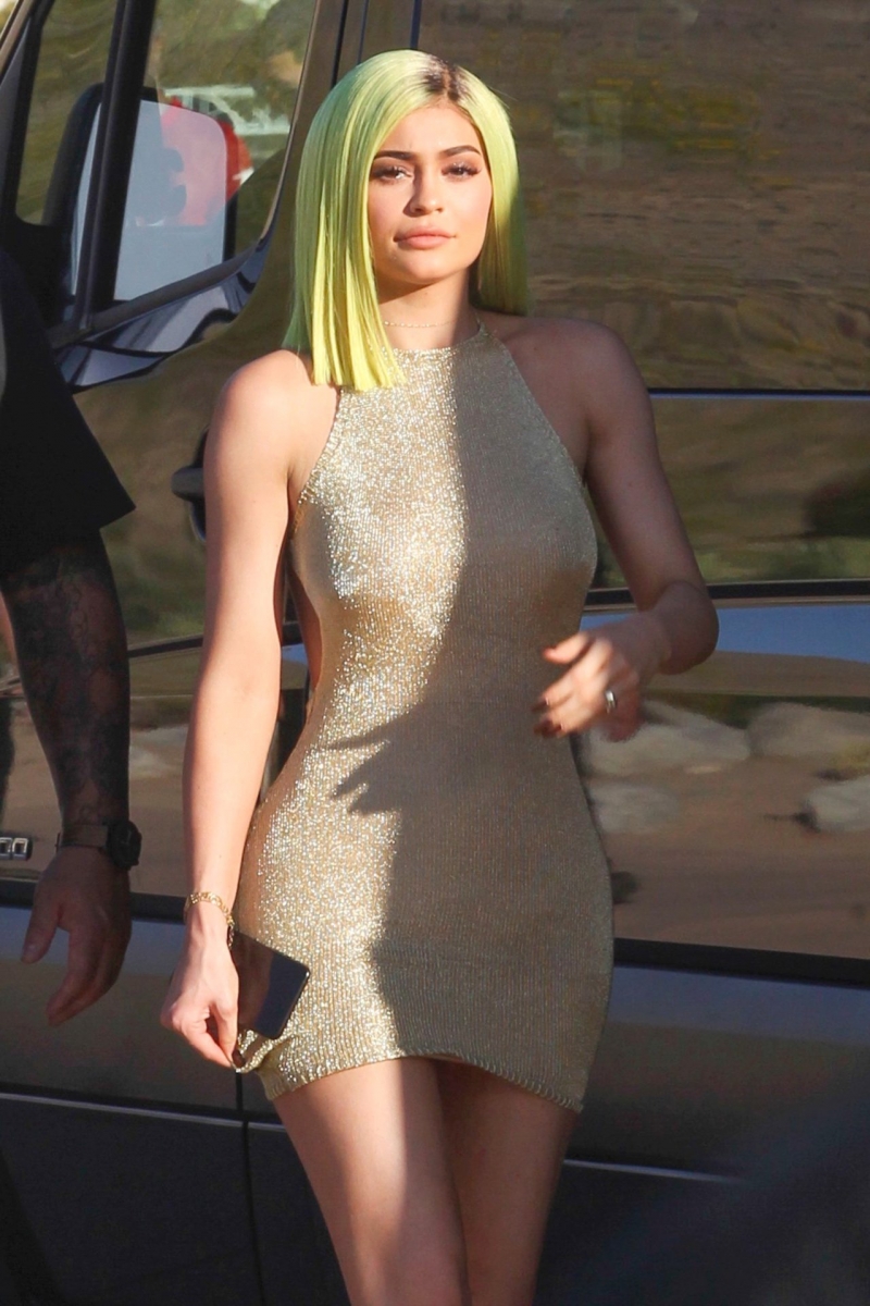 Kylie Jenner yeşil mini elbise ile