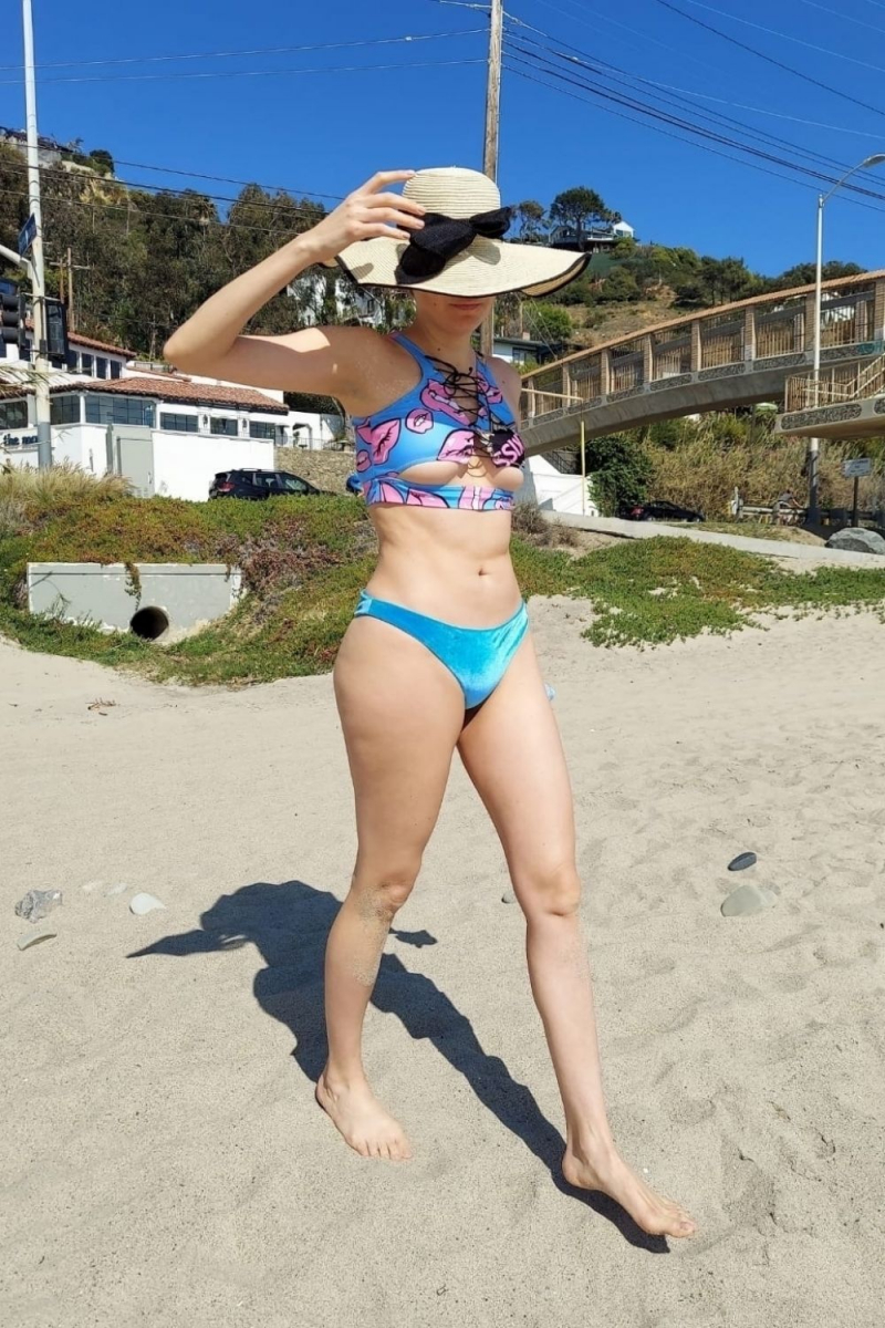 Blanca Blanco mavi bikini ile Miami plajında