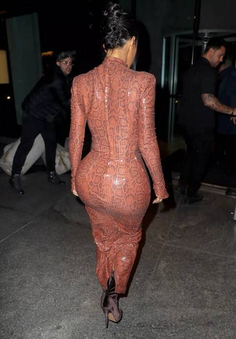 Kim Kardashian latex elbise ile