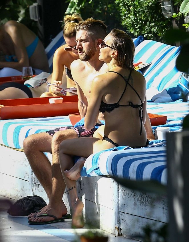 Katie Cassidy siyah bikini ile Miami'de
