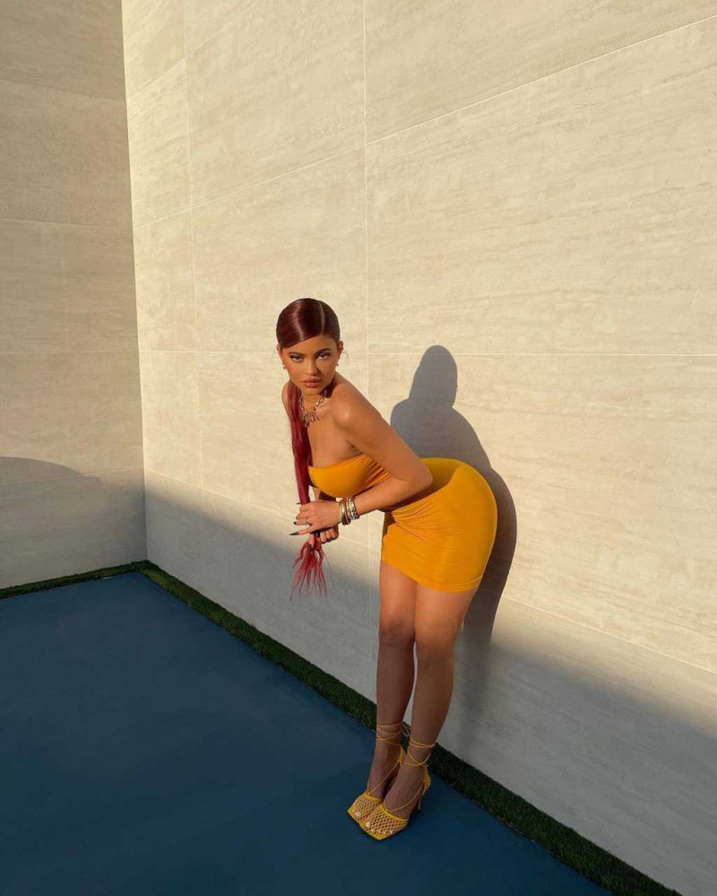 Kylie Jenner sarı dar elbise ile fotoğraf çekimlerinde