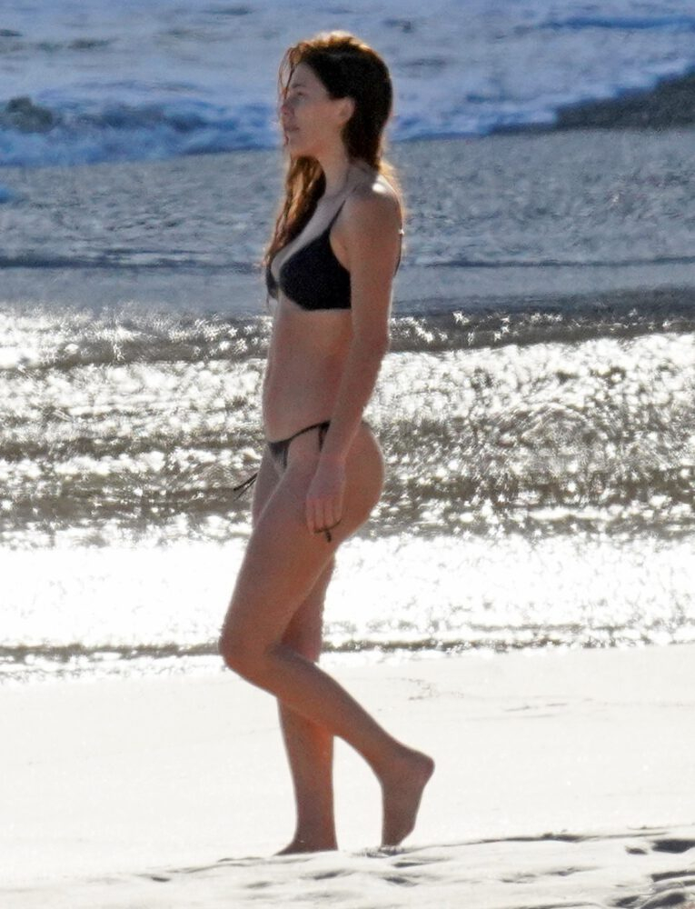 Camila Morrone bikiniyle St. Barts plajında