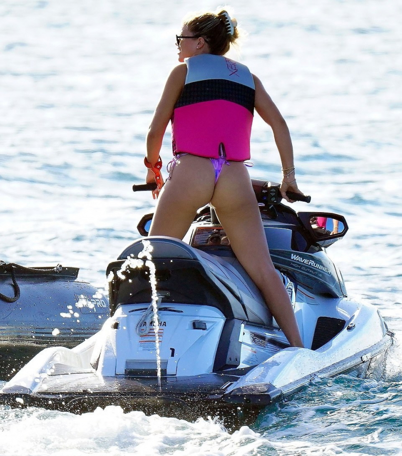 Sofia Richie tanga bikini ile jet skide