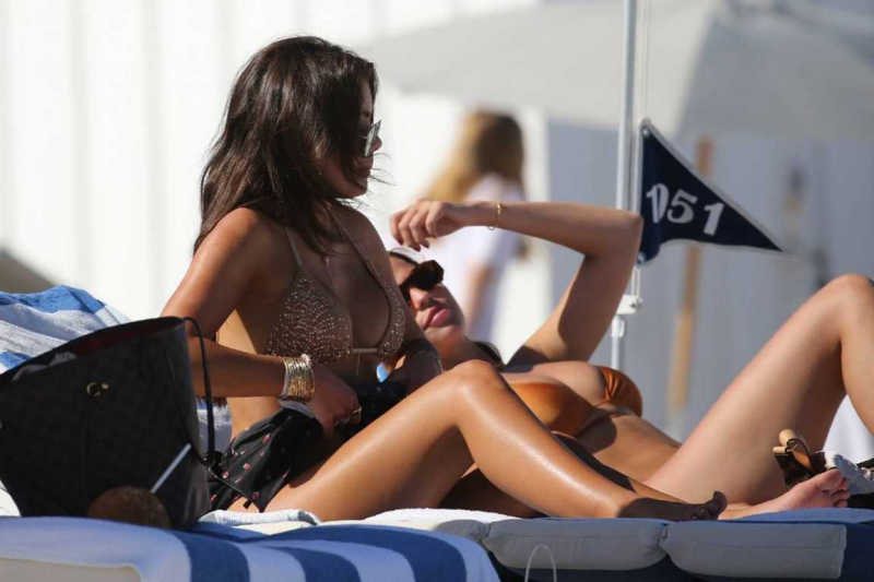 Hannah Ann Sluss bikini ile Miami plajında