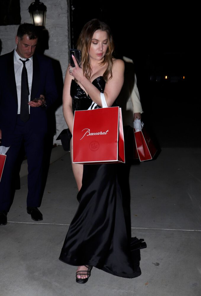 Ashley Benson siyah yırtmaçlı elbiseyle Beverly Hills'te