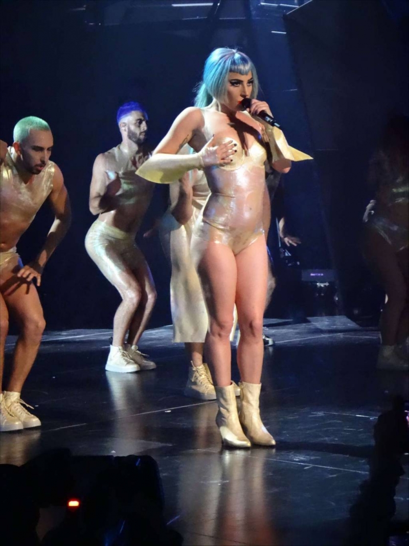 Lady Gaga latex kostümle sahnede