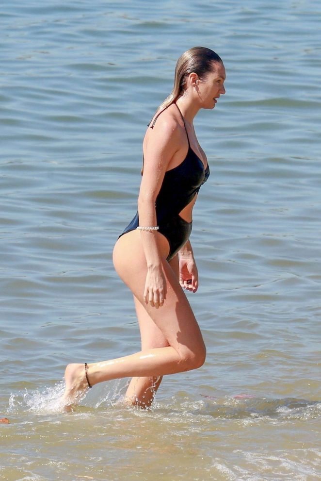 Candice Swanepoel siyah mayo ile Victoria plajında