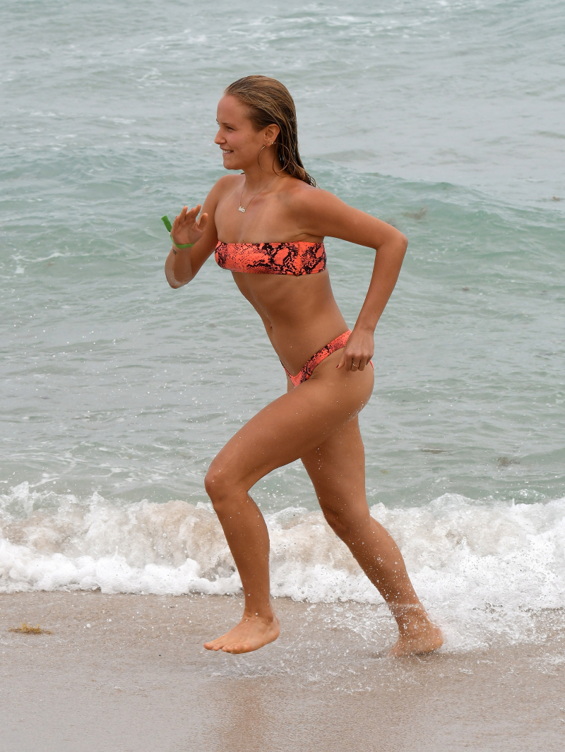 Sailor Brinkley Cook turuncu bikiniyle plajda