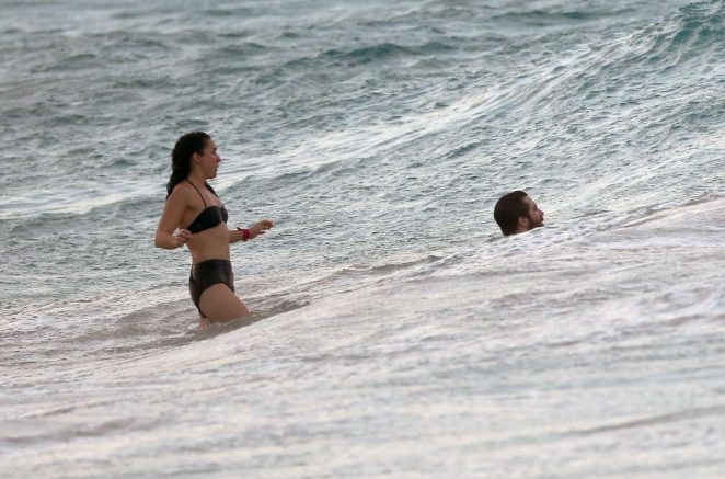 Greta Caruso siyah bikini ile denizde