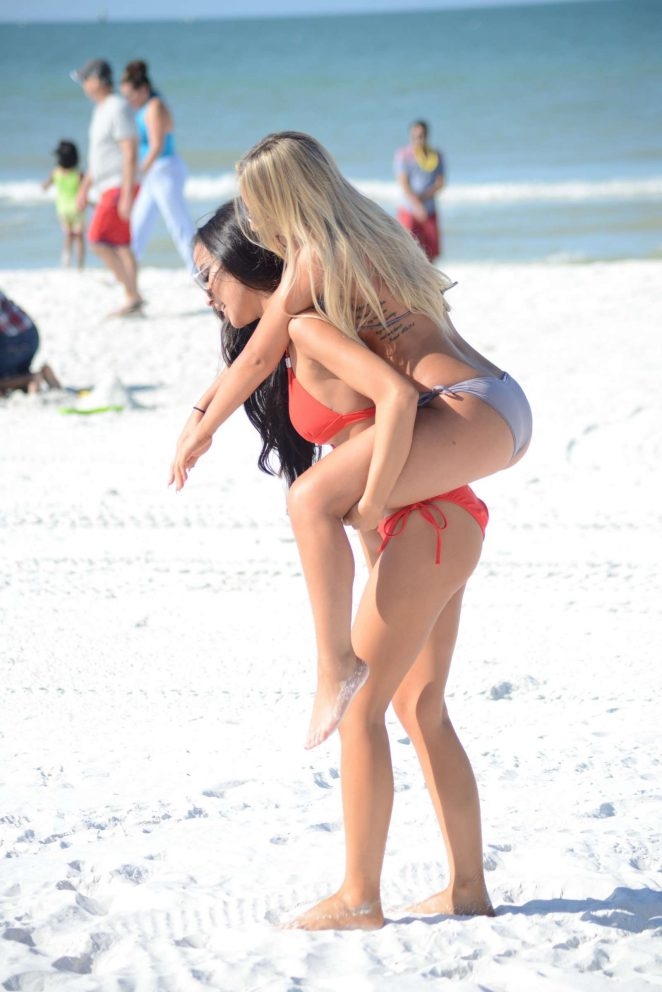 Lisa Opie bikini ile kırmızı bikiniyle denizde