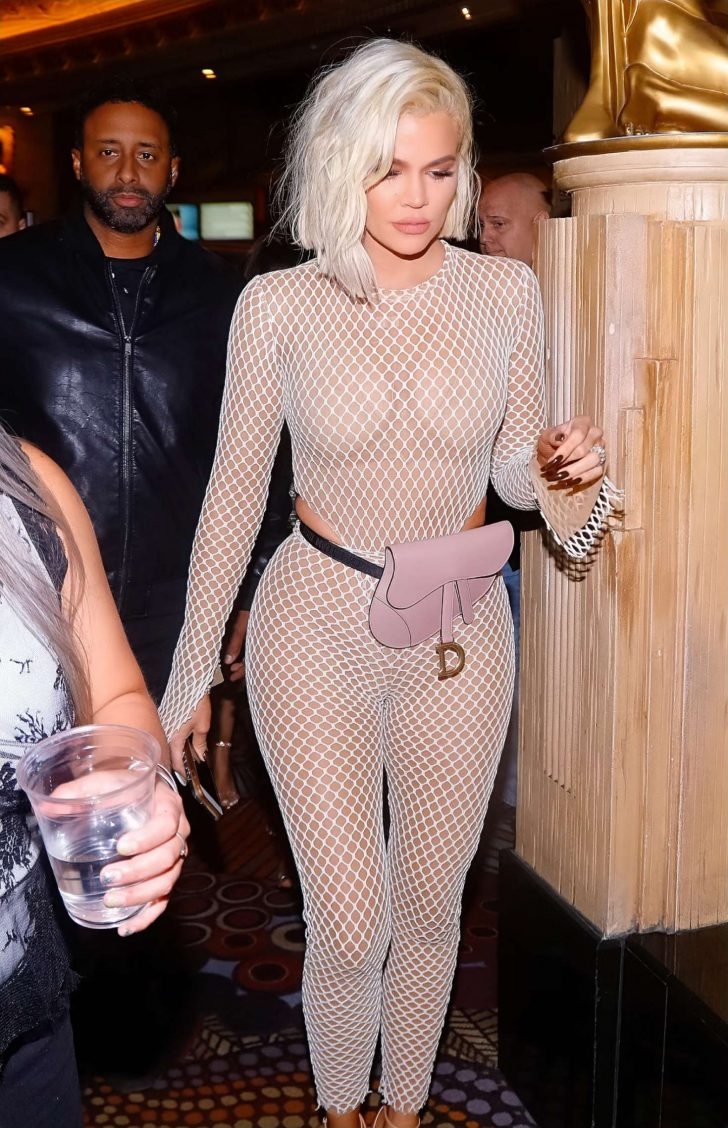 Khloe Kardashian fileli transparan kostümüyle 