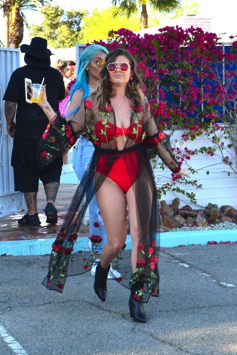 Chanel West Coast kırmızı bikini ile sokakta