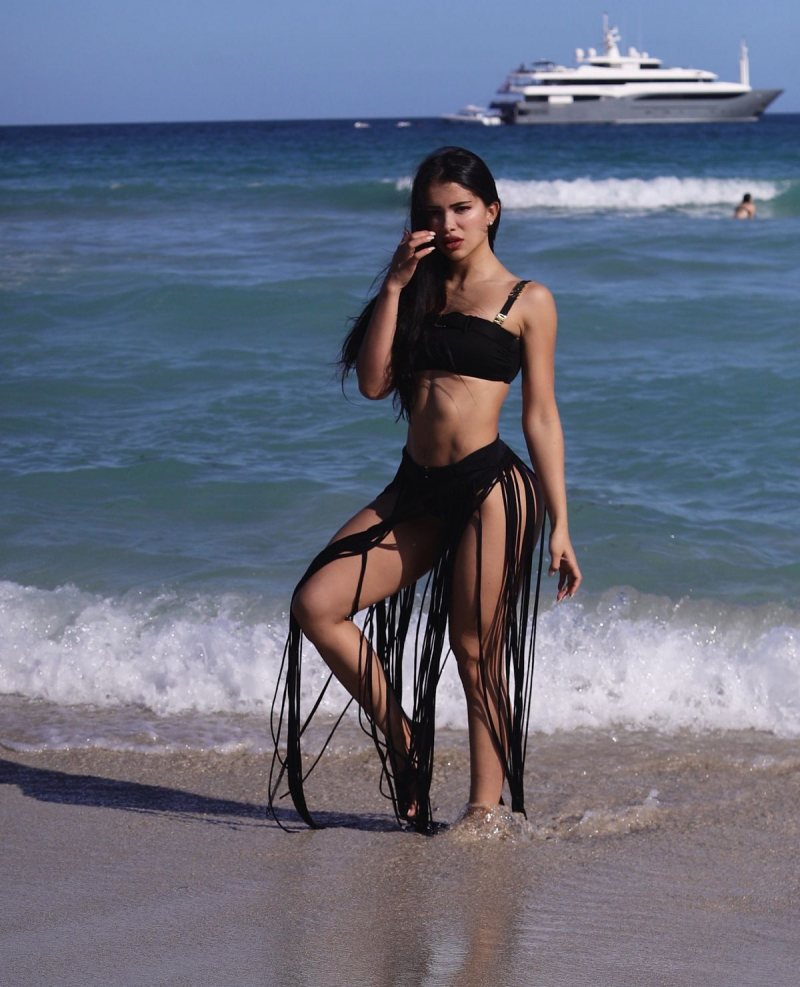 Paula Suarez bikiniyle Miami plajında