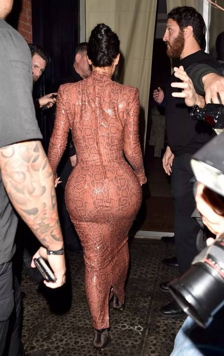 Kim Kardashian latex elbise ile