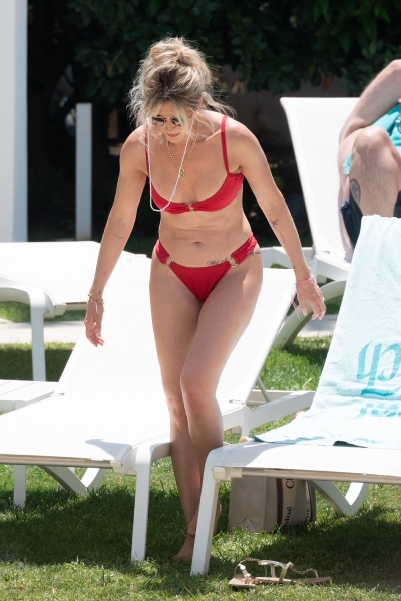 Sarah Jayne Dunn kırmızı bikiniyle Marbella'da
