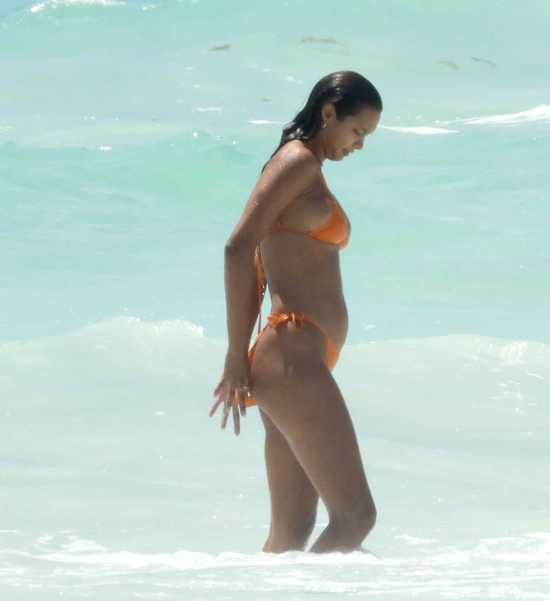 Lais Ribeiro turuncu bikini ile Tulum plajında 01/04/2021