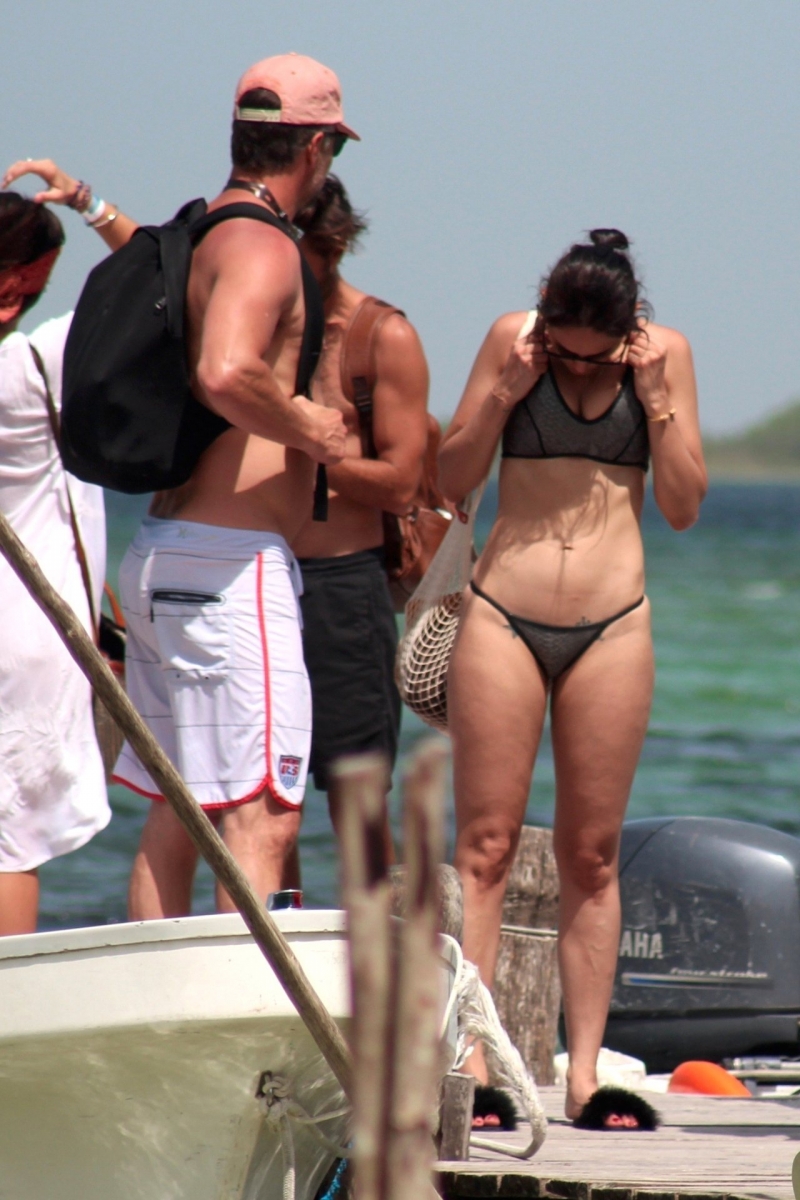 Eiza Gonzalez tanga bikini ile Muyil'de