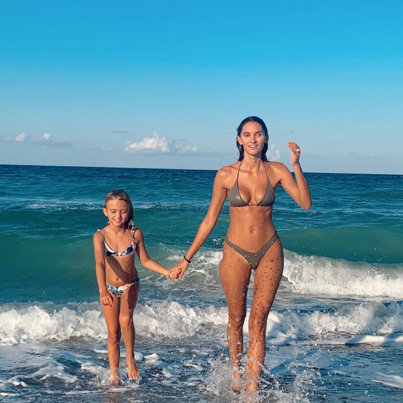 Debbie St Pierre beyaz bikini ile Miami plajında.
