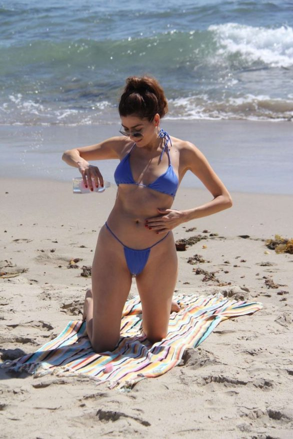 Blanca Blanco mavi bikini ile Malibu plajında