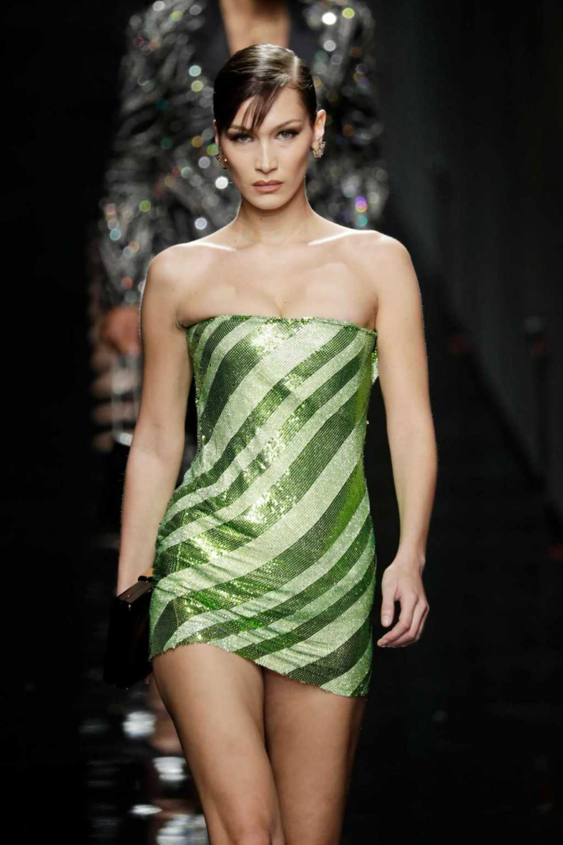 Bella Hadid yeşil mini elbiseyle Versace etkinliğinde
