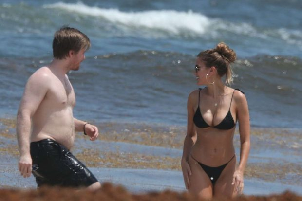 Kara Del Toro siyah bikini ile denizde