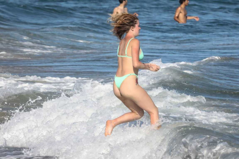 Ireland Baldwin yeşil bikiniyle plajda
