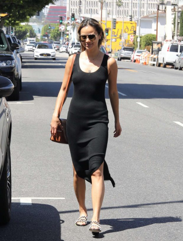 Jamie Chung  siyah elbisesi ile Los Angeles sokaklarında