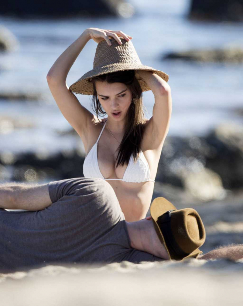 Emily Ratajkowski beyaz bikini ile Miami plajında