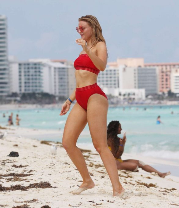 Grace Levy kırmızı bikini ile Tulum'da