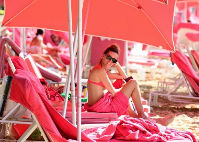 Rhea Durham pembe bikiniyle plajda