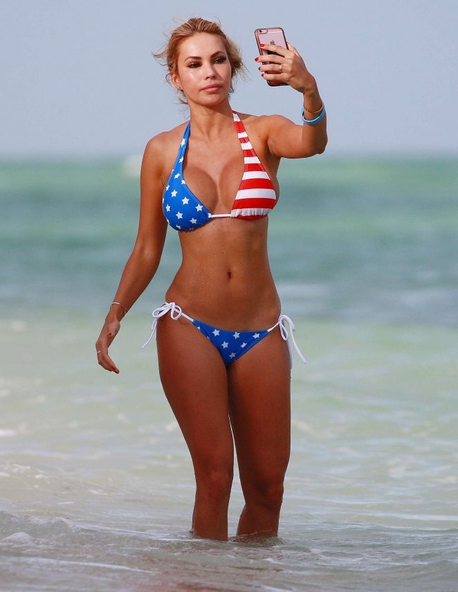 Maria Hering Miami plajında