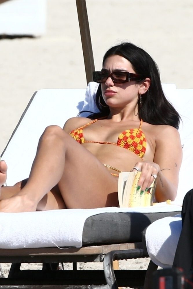 Dua Lipa bikiniyle Miami plajında 12/02/2022