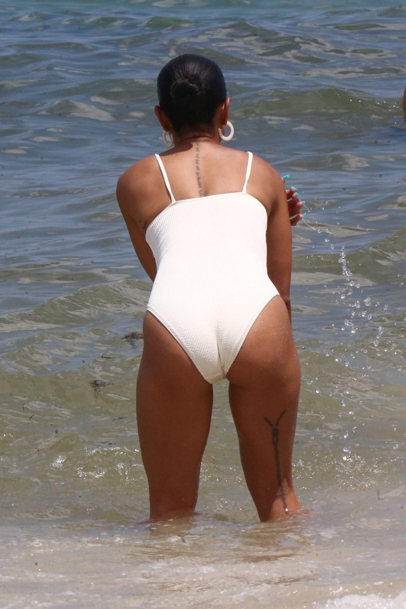 Karrueche Tran mayoyla Miami plajında