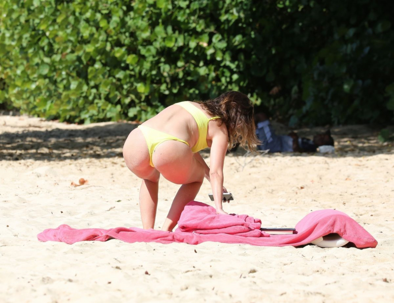 Rhea Durham bikiniyle Bridgetown plajında