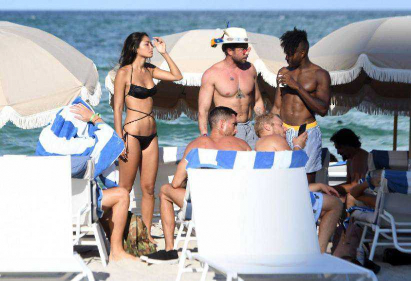 Ambra Gutierrez siyah bikiniyle Miami'de