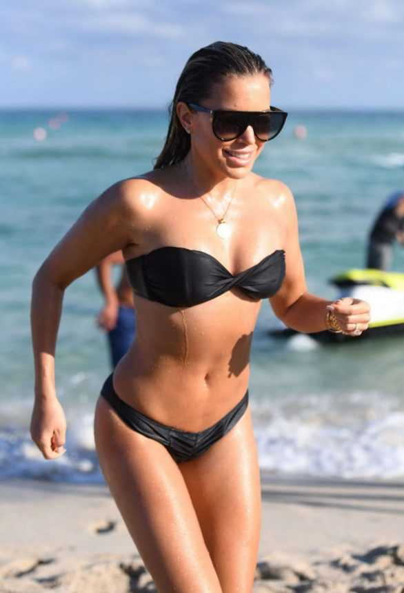 Sylvie Meis siyah bikini ile Miami'de