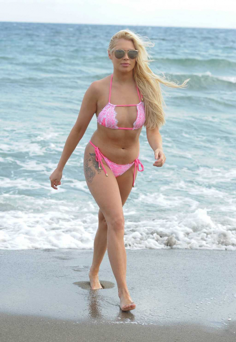 Shannen Reilly McGrath pembe bikiniyle plajda