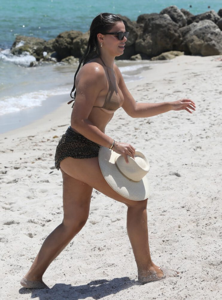 Brooks Nader bikiniyle Miami plajında