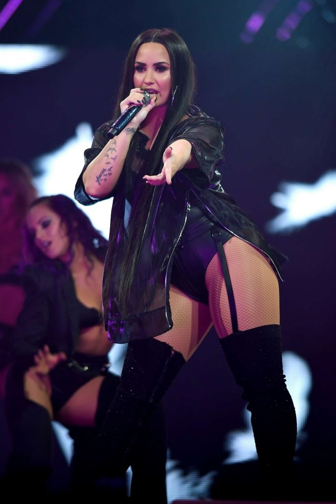 Demi Lovato fileli çorapla sahnede