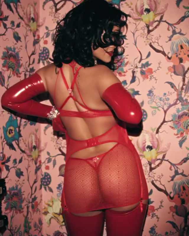 Rihanna kırmızı iç çamaşırı ile Savage X Fenty çekimlerinde