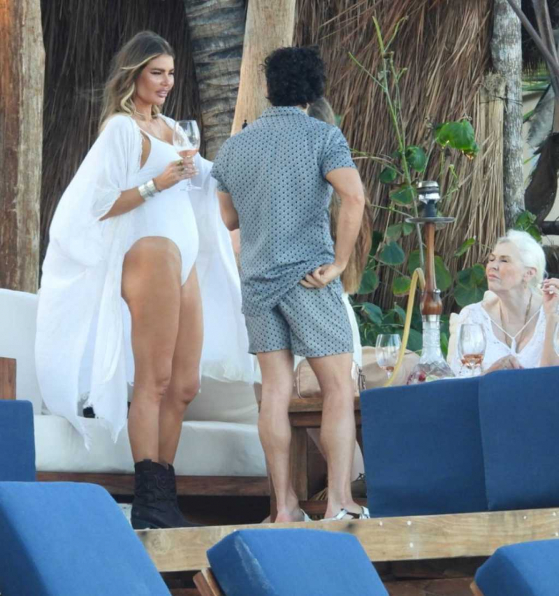 Chloe Sims beyaz bikini ile Tulum'da