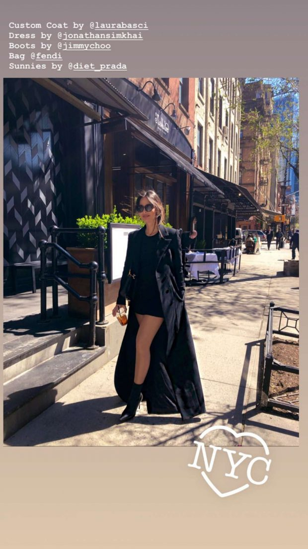 Olivia Munn siyah mini elbiseyle sokakta
