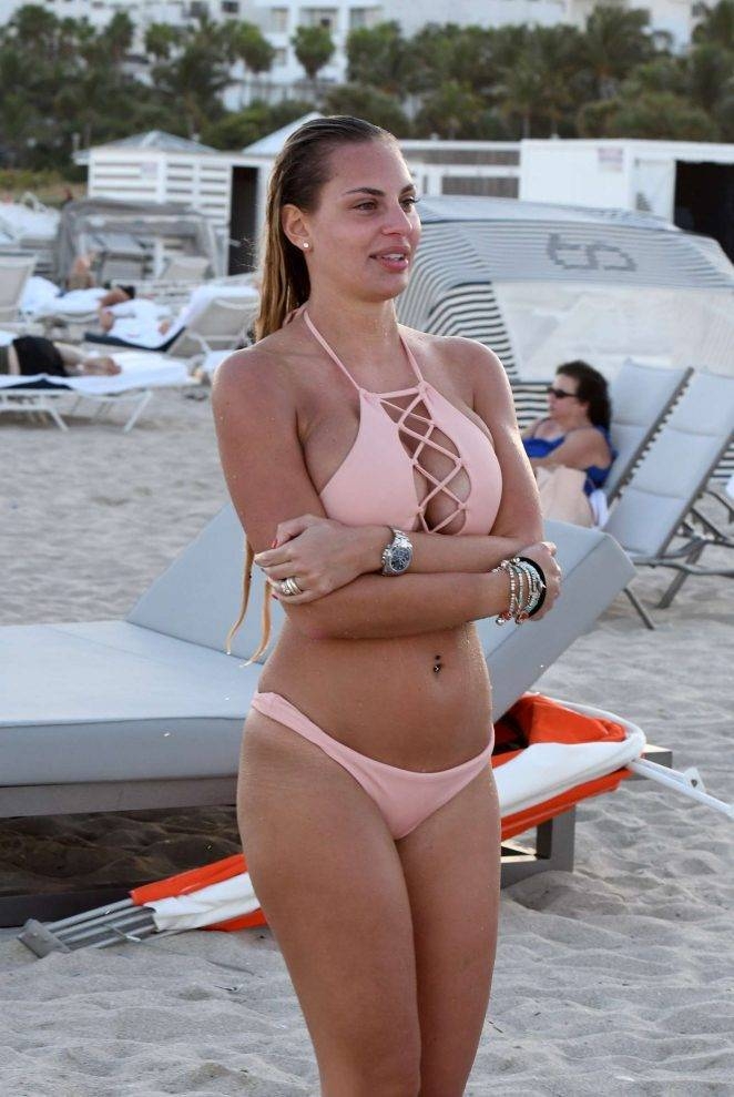 Francesca Brambilla pembe bikiniyle plajda