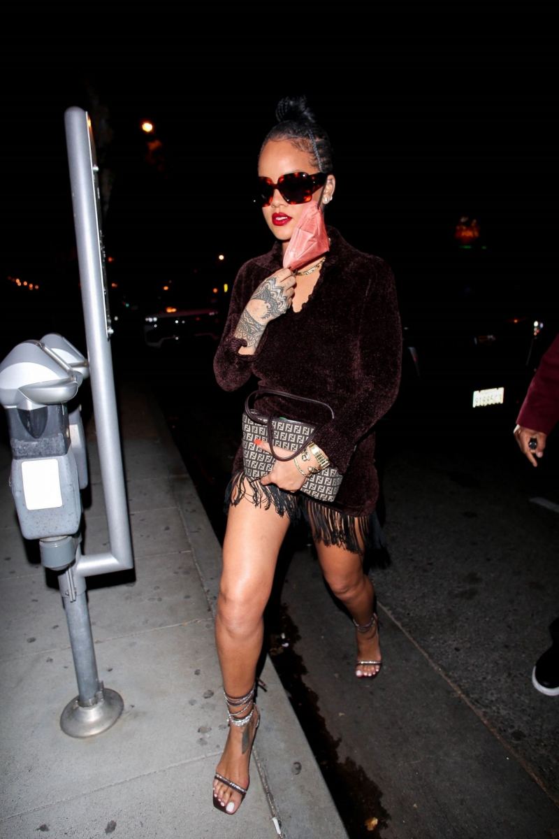 Rihanna mini elbise ile Batı Hollywood'da 13/04/2021