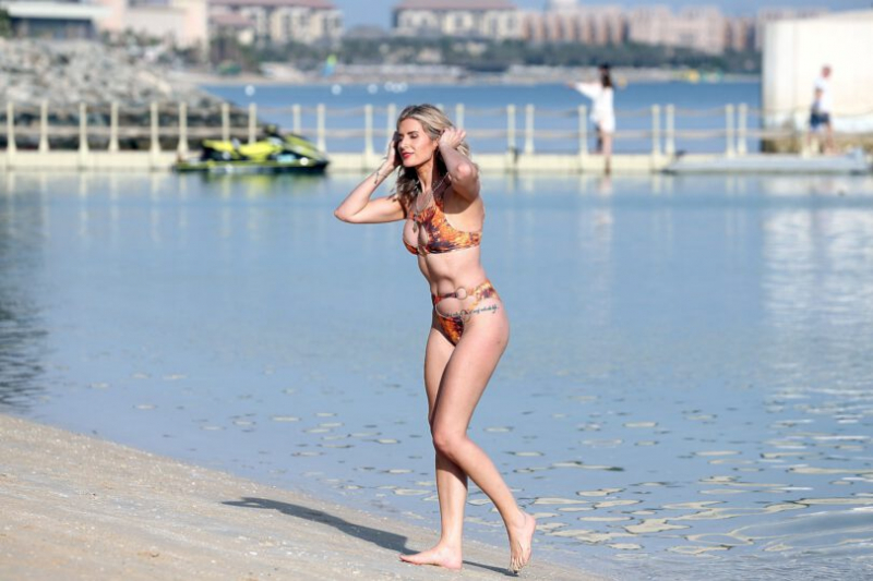 Sarah Jayne Dunn bikiniyle Dubai plajında