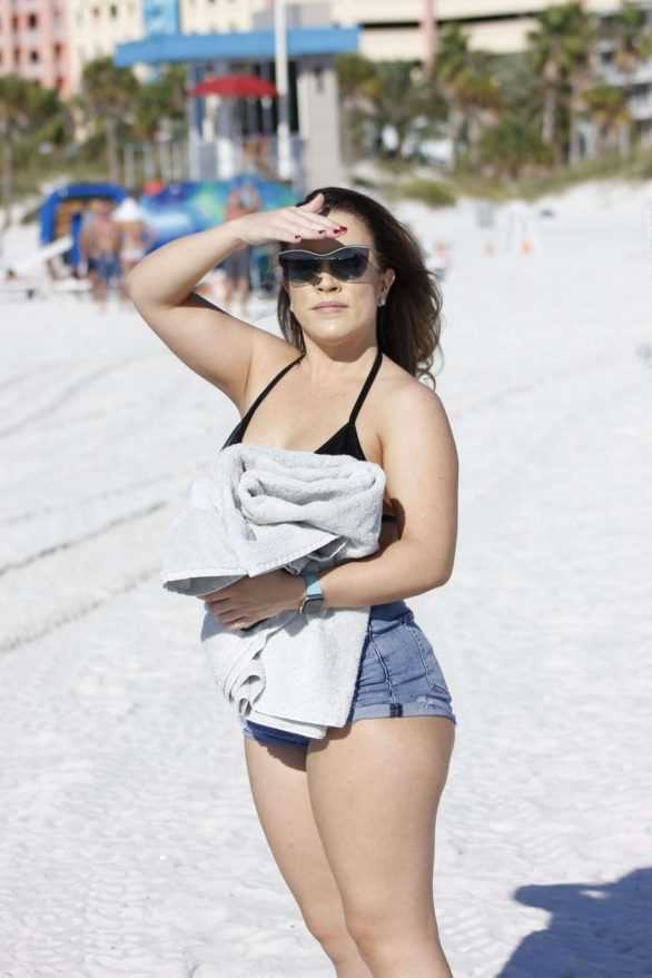 Carmen Valentina bikini ile plajda