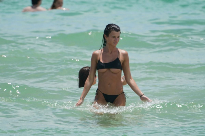 Destiny Sierra siyah bikini ile Miami plajında