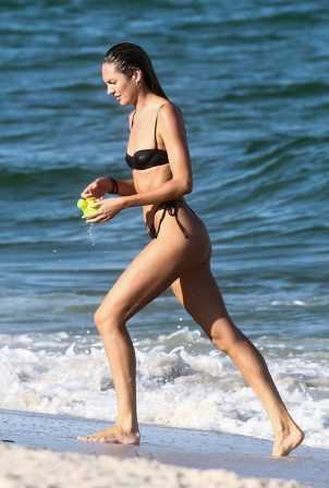 Candice Swanepoel siyah bikini ile sahilde