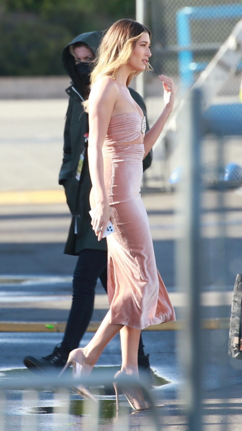 Hailey Bieber elbise ile Santa Monica'da